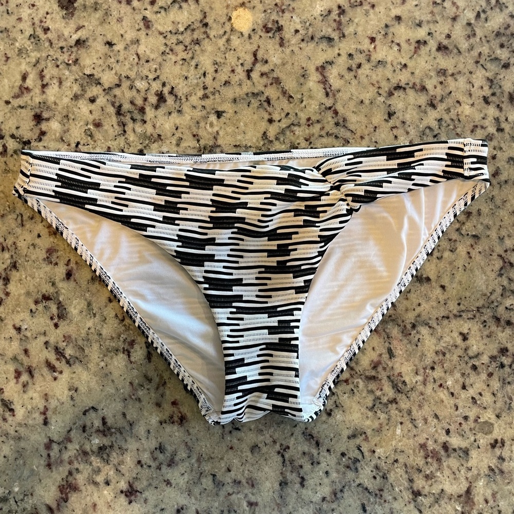 Women’s VS textured hipster swim, bottom size medium